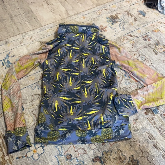 Maaji zip up workout running light jacket - Picture 7 of 7